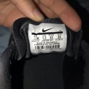 Black Nike Tennis Shoes